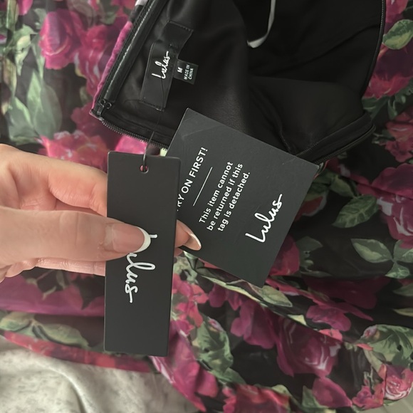 Such a pretty dress! New with tags. Didnt fit me right - Picture 4 of 4